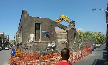Palazzo ex Esa. Abbattuto il muro in via Canonico Renna