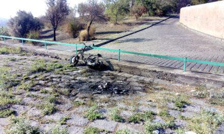 Scooter incendiato sulla Collina storica