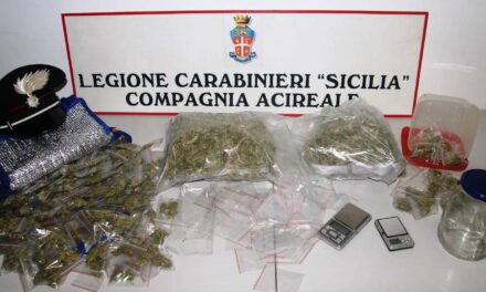 Acireale – Spaccio all’interno di una scuola: denunciato un minorenne. Arrestato il presunto fornitore.