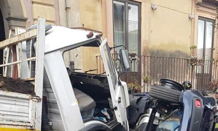 BELPASSO: INCIDENTE IN PIENO CENTRO STORICO, CAMION PERDE IL CONTROLLO E TRAVOLGE PEDONE