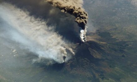 ETNA: RIPRESA DELL’ATTIVITÀ STROMBOLIANA, ESPLOSIONI E CENERE