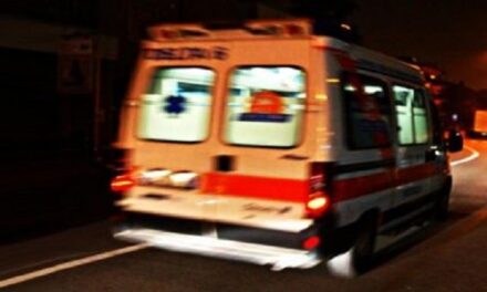 PATERNÒ: SCONTRO TRA 2 AUTO, UNA VA A SBATTERE CONTRO ALTRE 2 IN SOSTA