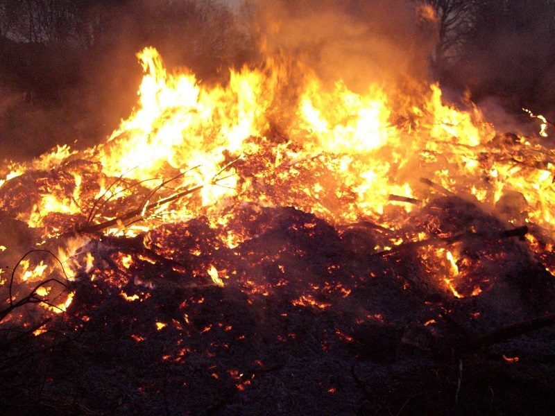 Incendi in Sicilia: allerta rossa in 4 province, tra cui Catania