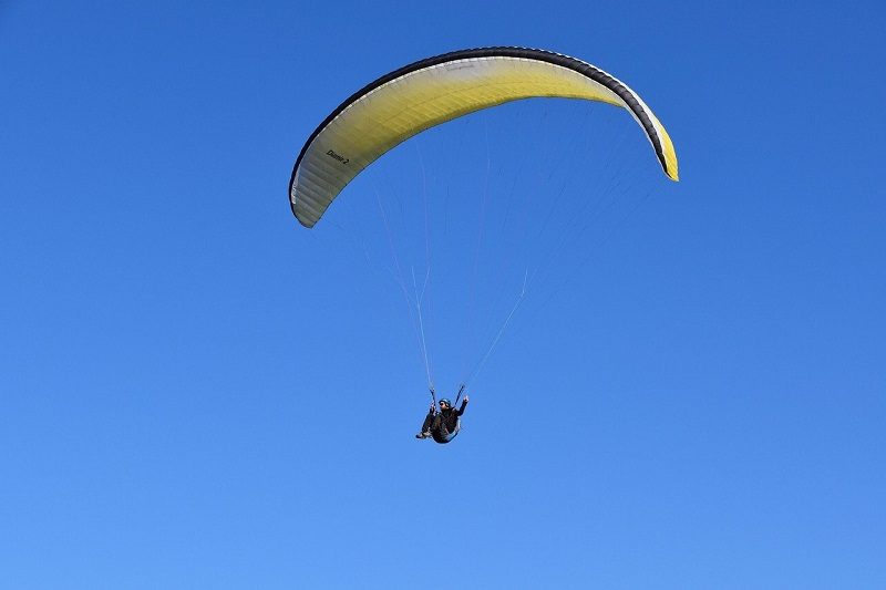 SI LANCIA CON IL PARAPENDIO IN CALABRIA, MA SI SCHIANTA PER TERRA: GRAVE 47ENNE DI BRONTE