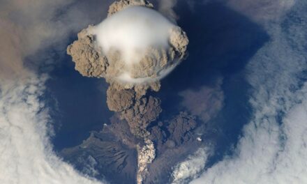 Etna, nuova attività stromboliana: nube di cenere alta 12 chilometri