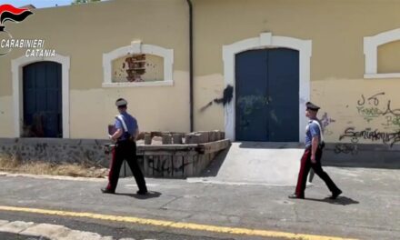 Grammichele, banda di minori mette in pericolo treni e danneggia stazione