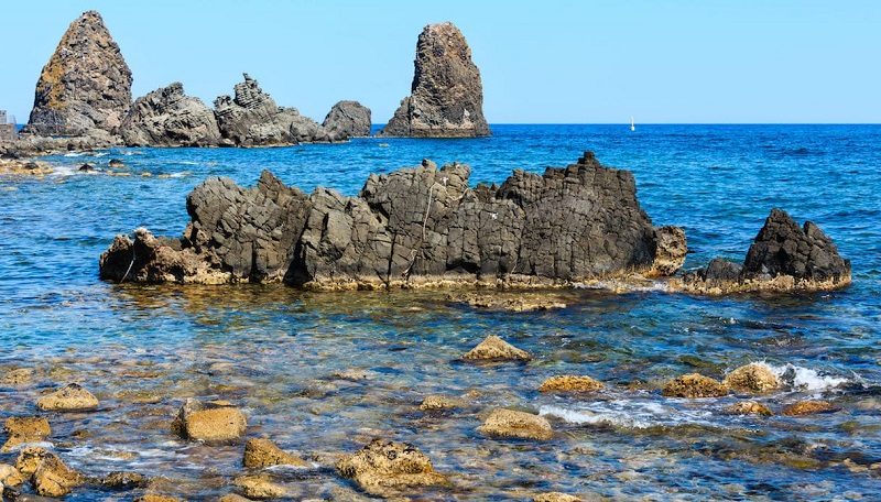 Aci Castello e Aci Trezza, chiedevano soldi per parcheggio di alcune ore: sanzionati 2 posteggiatori abusivi