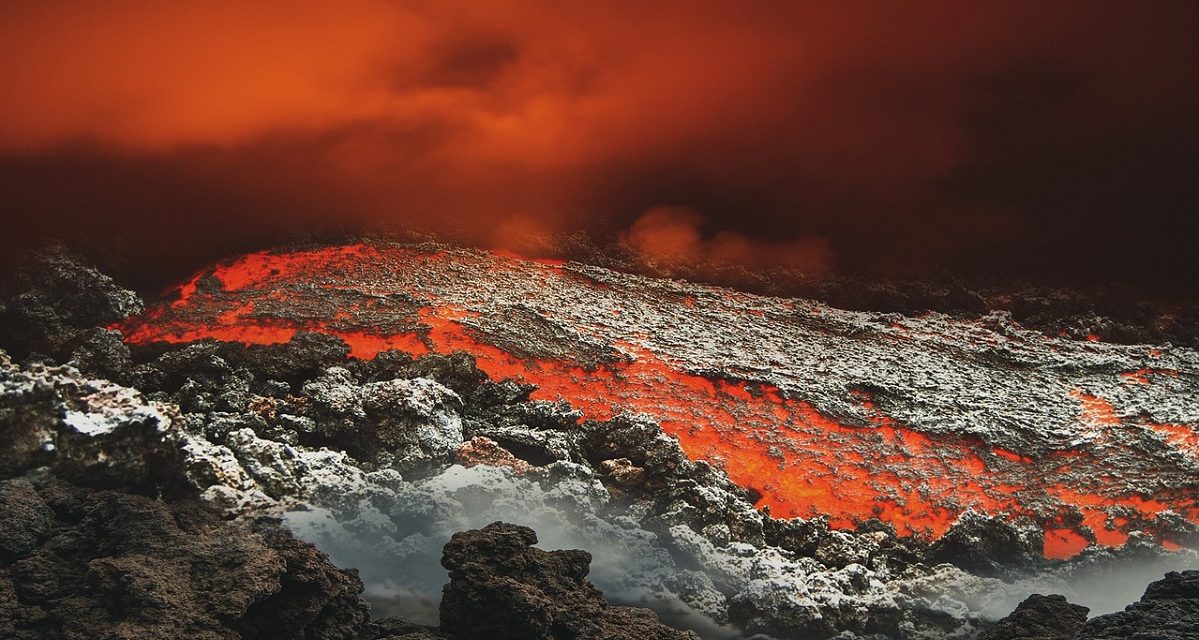 Etna, colata lavica nella Valle del Leone