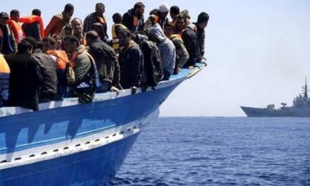 Lampedusa, ancora uno sbarco nella notte: giunto peschereccio con 347 persone