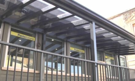 Bronte, installata pensilina all’ufficio postale