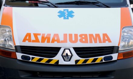Caltanissetta, padre e figlio travolti da uno scooter: 4 feriti, grave il bambino di 4 anni