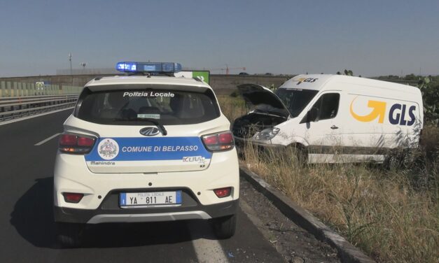 SS 121, incidente autonomo nei pressi di Etnapolis: furgone fuori strada