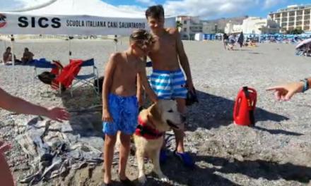 Giardini Naxos, cani bagnino salvano due giovani catanesi