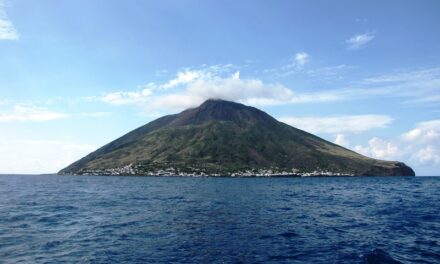 Stromboli, forte esplosione sul vulcano: alta nube di fumo