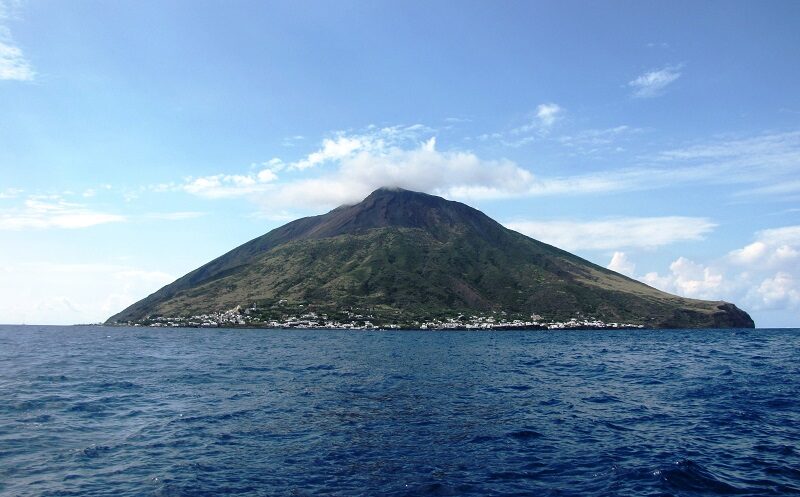 Stromboli, si ferma il flusso lavico: continua l’attività esplosiva dall’area craterica nord e sud