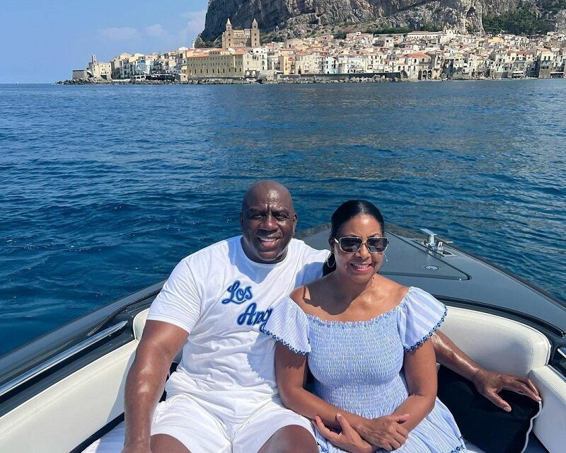 Magic Johnson approda in Sicilia: la star del basket a Cefalù con la moglie