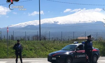 Nicolosi, uomini rubano zaino a turista: finiscono ai domiciliari