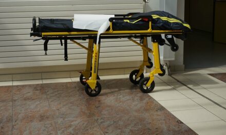 Anziana arriva al pronto soccorso, ma attende per oltre 13 ore su una barella con sospetta frattura all’anca