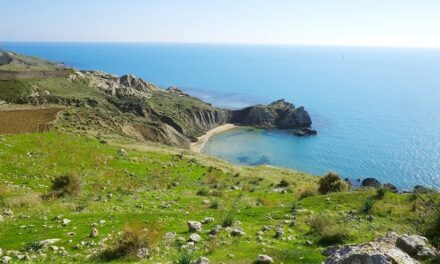Incantata dalla Sicilia: dopo la vacanza, la cugina di Lady Diana compra una casa a Palma di Montechiaro