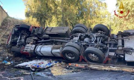 Aci Sant’Antonio, autoarticolato precipita da cavalcavia dell’A18: autista illeso