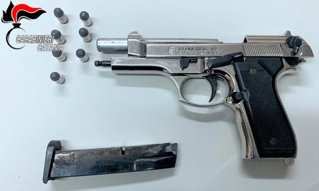 Kit per una rapina, beccato con pistola, passamontagna e guanti: arrestato 28enne