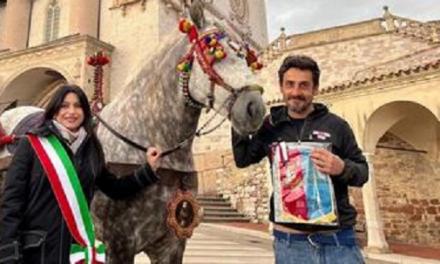 Dalla Sicilia ad Assisi con il carretto e un cavallo: il pellegrinaggio di un imprenditore palermitano