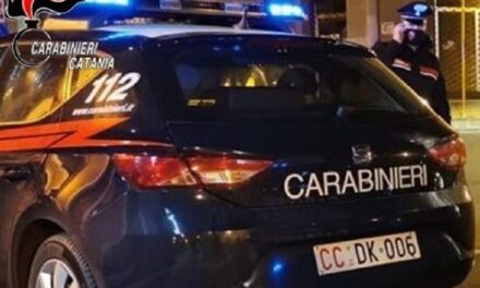 Passeggia per le vie del quartiere, ma è ai domiciliari: arrestata 35enne