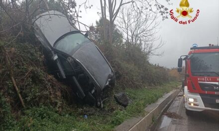 Incidente sulla Messina-Catania, auto finisce fuori strada: un ferito