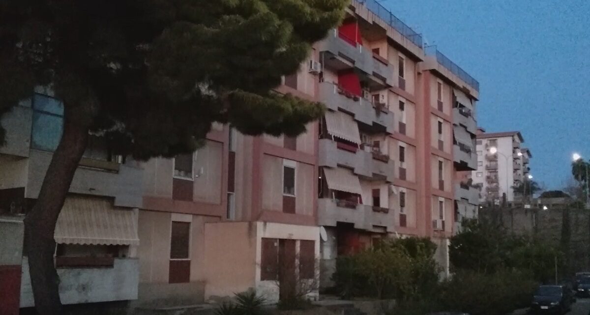 Paternò, incendio all’esterno di un appartamento: ustionato 56enne