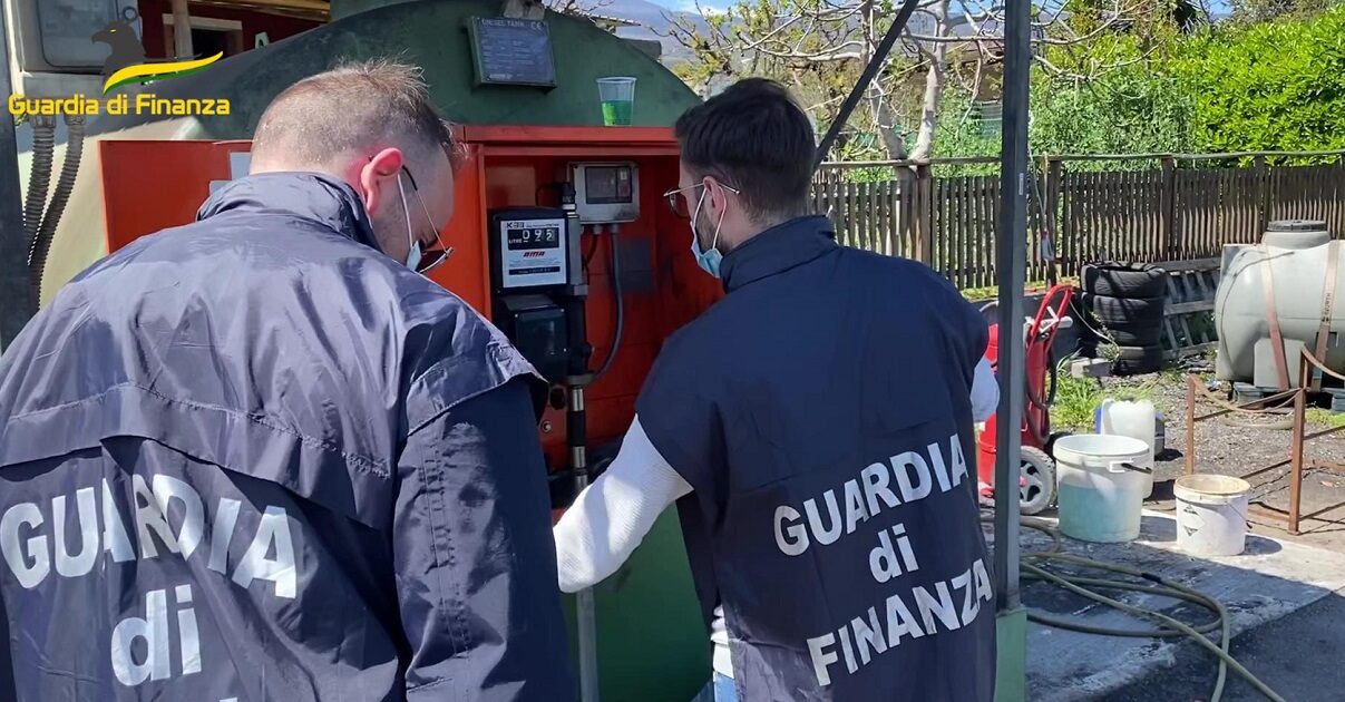 Catania, carburanti diluiti con olio: tre arresti