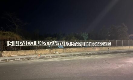 Protestano i tifosi del Paternò Calcio: “Sindaco lo stadio hai abbandonato”