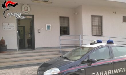 Carabinieri entrano in casa e trovano la tavola apparecchiata con la droga da vendere: 2 arresti