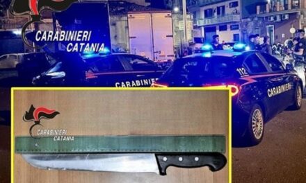 Catania, con un machete e in stato confusionale semina panico in piazza: denunciato