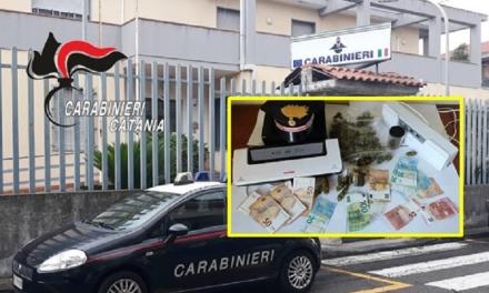 Spaccia ai domiciliari, all’arrivo dei carabinieri tenta di disfarsi della droga aiutato dalla madre: arrestato