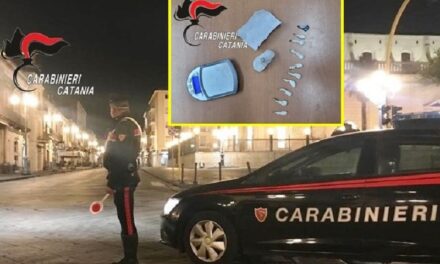 Alla vista dei carabinieri si nasconde dietro una macchina, 22enne beccato con la droga