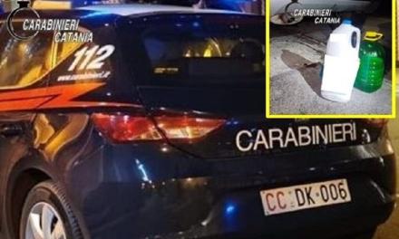 Catania, sorpresi a rubare carburante da auto posteggiata: 2 denunce