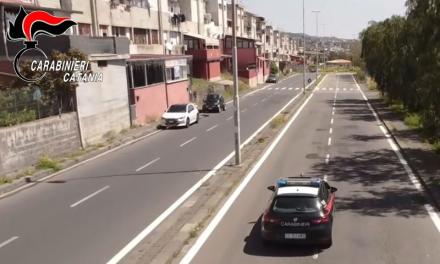 Catania, beccato in strada mentre spaccia, tenta di disfarsi della droga: arrestato 24enne