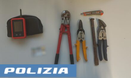 Catania, fermati 2 giovani: nello zaino nascondevano arnesi atti allo scasso
