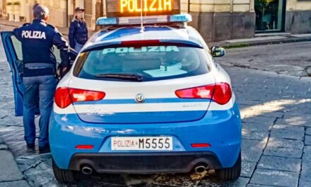 Catania, fermati a bordo di una moto avevano pistola e coltelli a serramanico: 2 denunce