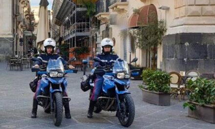 Catania, tenta di forzare un’auto, ma viene beccato: denunciato 25enne