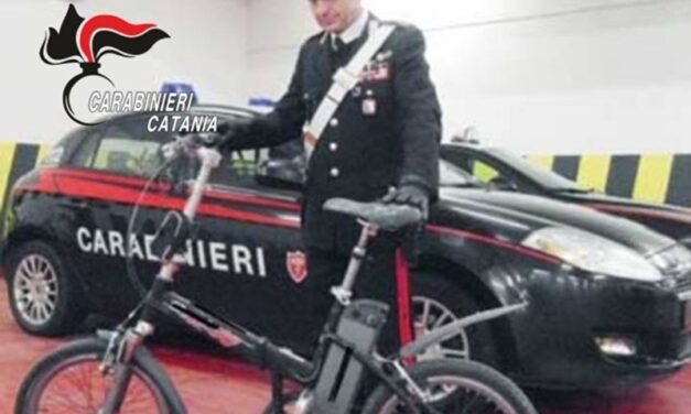 Catania, non trova la bici elettrica nel cortile di casa: carabinieri la ritrovano e denunciano un 20enne