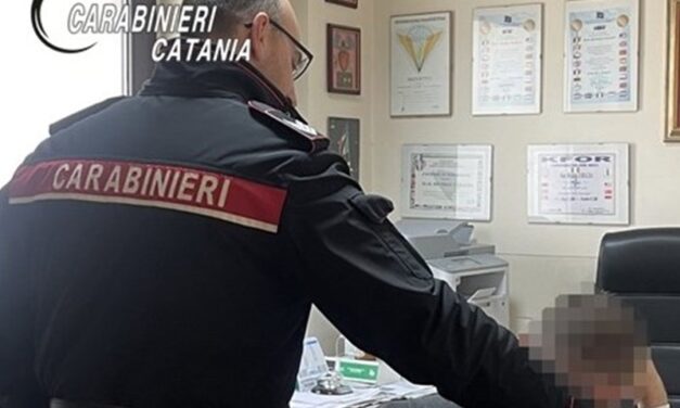 Fa finta di scappare, invece cerca di rubare le armi del padre per farla finita: salvato 28enne