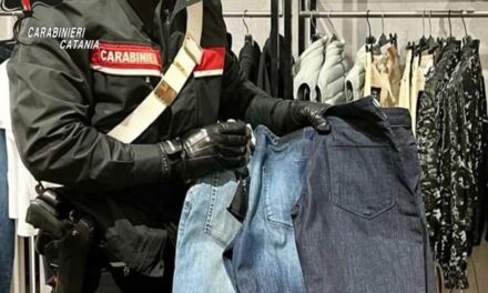 Catania, si chiude in camerino per tentare di rubare jeans firmati: arrestato 53enne