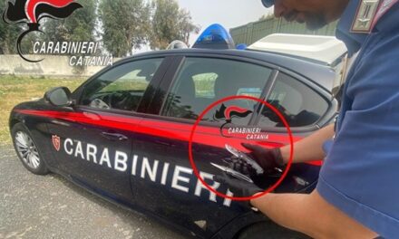 Evade ancora una volta dai domiciliari, aveva con sé 2 coltelli: arrestato 19enne
