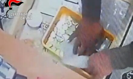 Misterbianco, colpiscono titolare di un negozio e rubano l’incasso: un arresto