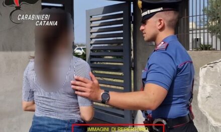 Picchia madre e sorella perché non trova le cuffie e per una seconda bevanda: arrestato 20enne