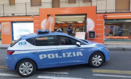 Catania, tentano di rubare in un negozio: uno fermato dai clienti e poi arrestato, si cerca il complice