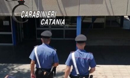 Minaccia di dare fuoco al Comune, ma nel bidone aveva solo acqua: denunciato 59enne
