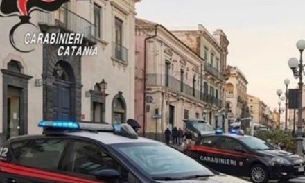 Viola il divieto di avvicinamento e minaccia i parenti, “Vi brucio tutti”: arrestato 25enne