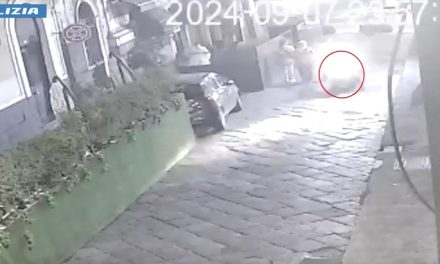 Catania, a bordo di uno scooter scippano borsa a una donna: 2 arresti